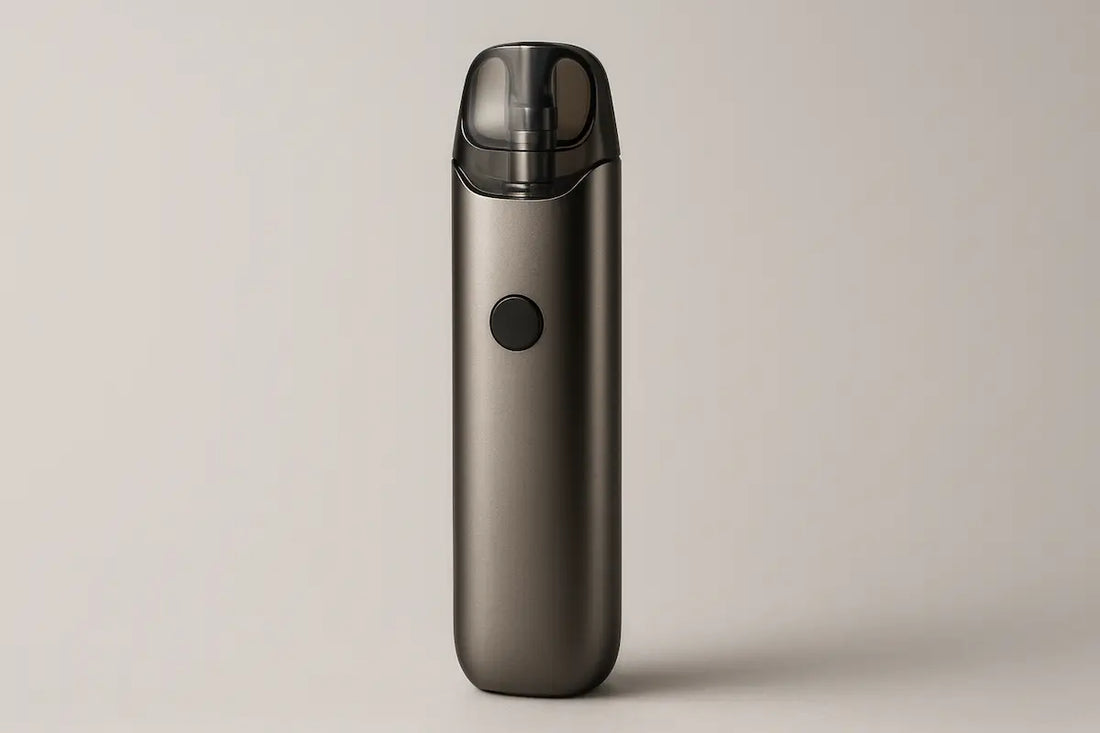 En  vape pod system penna i grå färg. 